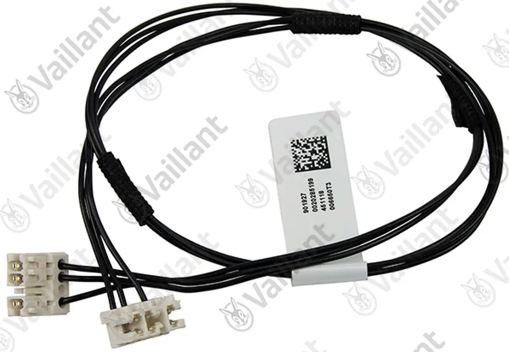 Vaillant Kabelbaum mit mehreren Steckverbindern und Kabeln für den Anschluss. Sichtbare Bezeichnung und Barcode auf einer weißen Etikette.
